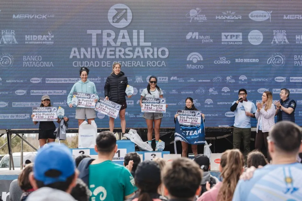 Emilia Giustiniani (de negro y en el centro del podio) logró un brillante triunfo en General Roca. Fotos: gentileza.