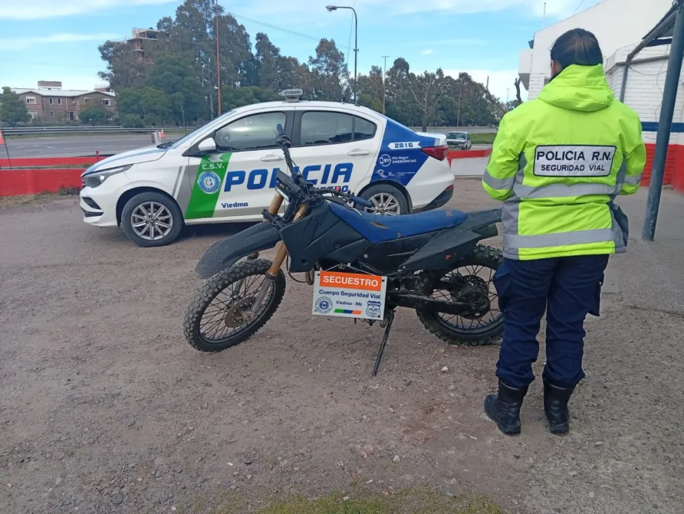 El hombre terminó detenido y la motocicleta secuestrada. Foto: Policía de Río Negro. 