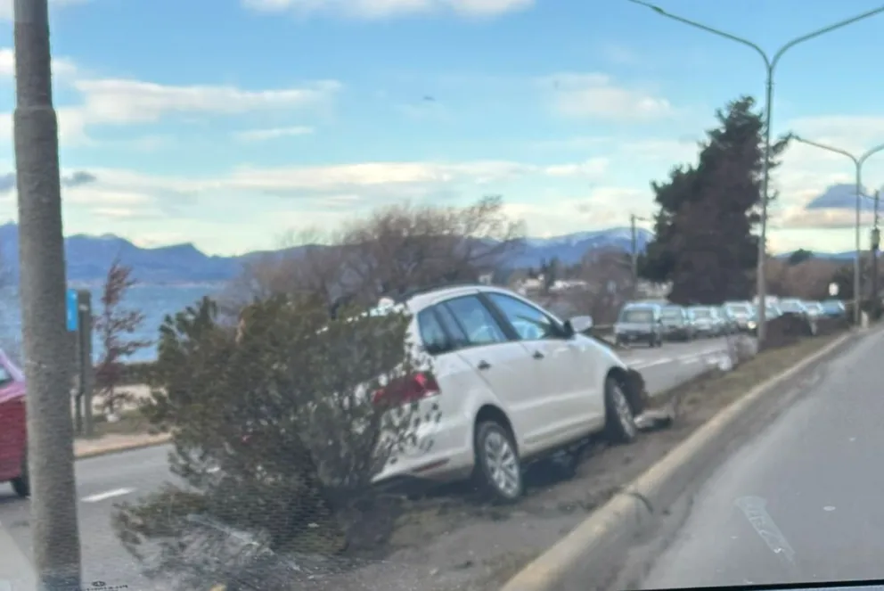 El auto quedó sobre el cantero central de la avenida 12 de Octubre. Foto gentileza ANB