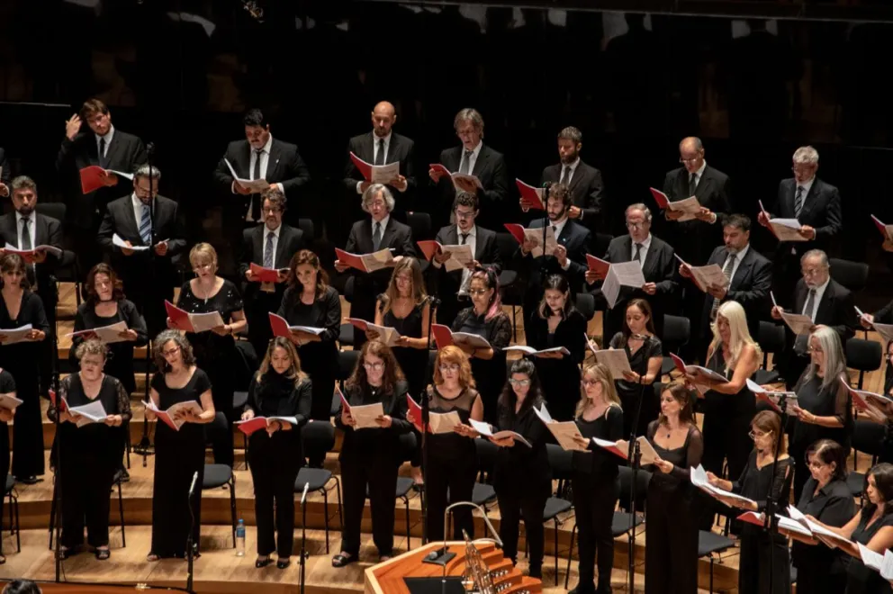 El Coro Polifónico Nacional actuará junto a la Orquesta Filarmónica de Río Negro, con la dirección del maestro Martín Fraile Milstein y la 
actuación especial de la soprano Cecilia Eguiarte.