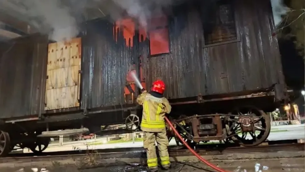 Incendio de vagones históricos.