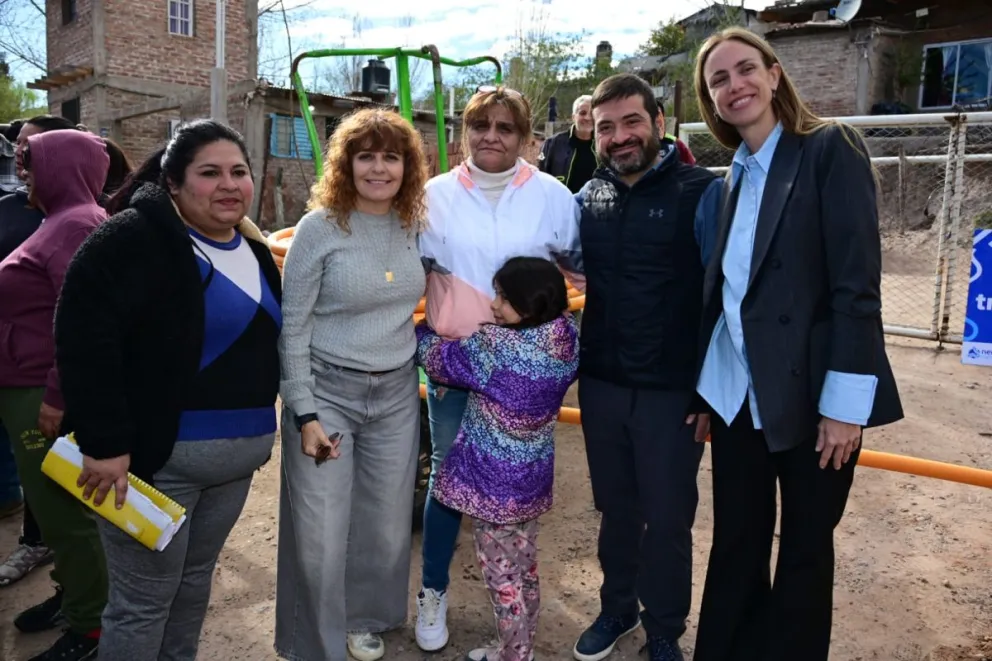 María Pasqualini y Tania Bertoldi en el recorrido de las obras.