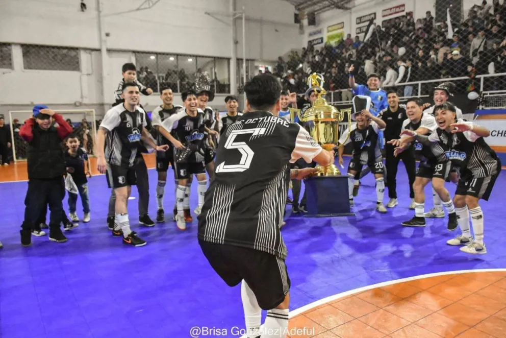 Al igual que en cancha grande, "El 12" volvió a coronarse campeón. Foto: Brisa González. 