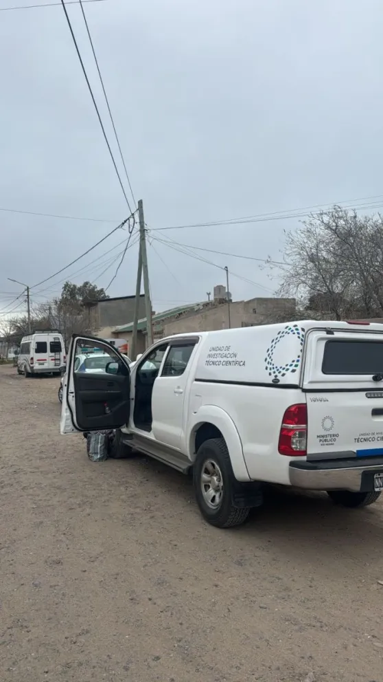 Los investigadores secuestraron registros de cámaras de seguridad del área y recolectaron diversas prendas de vestir para el peritaje.