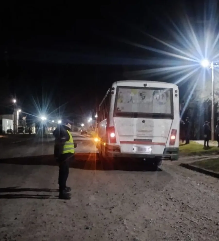 Durante el procedimiento se constató que el vehículo trasladaba a ocho trabajadores. Foto: Policía de Río Negro.