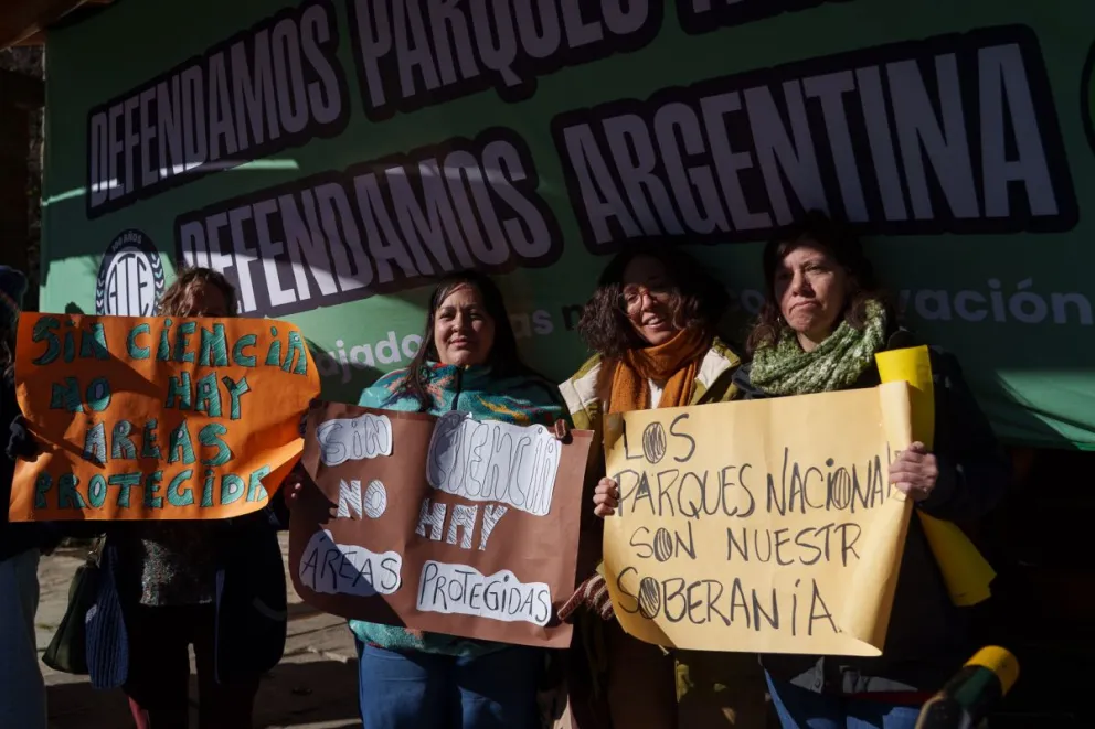 Esta mañana, trabajadores de Parques Nacionales reclamaron en la intendencia del organismo. Fotos: Marcelo Martínez.