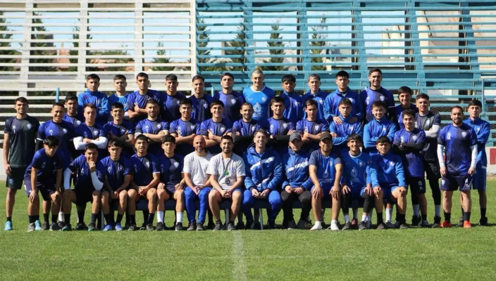 El plantel reginense que afrontará el TRA. Foto: prensa Atlético Regina.