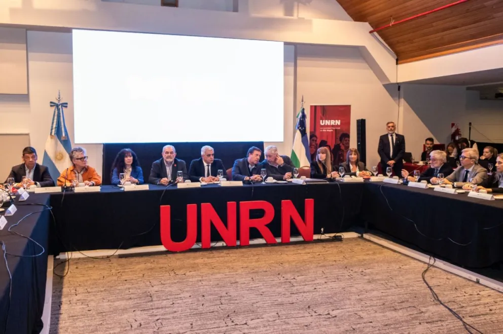 El gobernador Alberto Weretilneck firmó los acuerdos que permitirán incorporar soluciones del Sistema de Información Universitaria (SIU). Foto gentileza