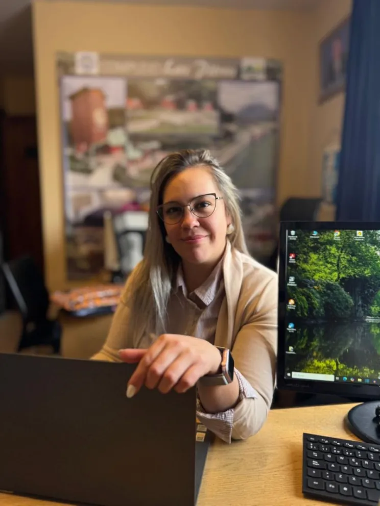 Eliana, además de ser secretaria en Adeful, estudia abogacía y trabaja en un estudio jurídico. Foto gentileza / Brisa Gonzalez. 
