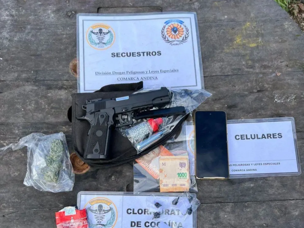 Con las pruebas obtenidas en el allanamiento, se ordenó el registro de la gomería y de una vivienda particular en el barrio 15 Viviendas, donde residen los dos sospechosos investigados.