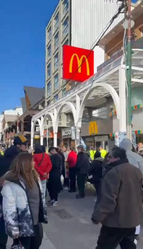 Efectivos de Bomberos Voluntarios acudieron al comercio para intervenir en el desperfecto técnico.