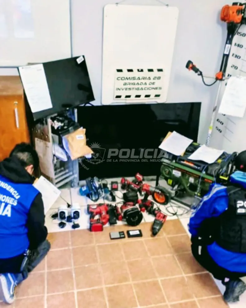 En la vivienda también se procedió al secuestro de dos teléfonos celulares y dos cámaras de seguridad que se encontraban instaladas en la propiedad. Foto: Policía de Neuquén.