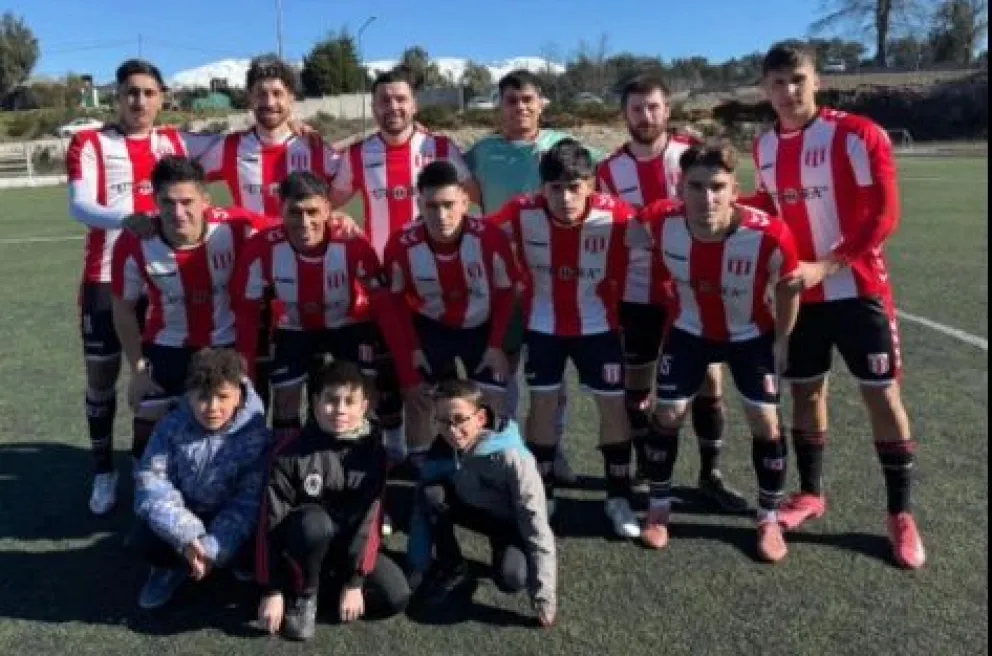 El "Pincha" ganó en Villa La Angostura y sigue firme en la cima de la zona 7. Foto: redes sociales.