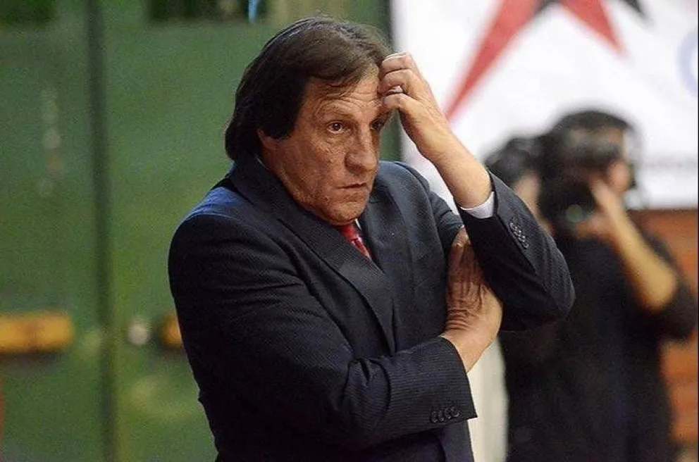 El "Loco" como entrenador. En el resto de imágenes, brillando en Deportivo Roca. Fotos: gentileza.