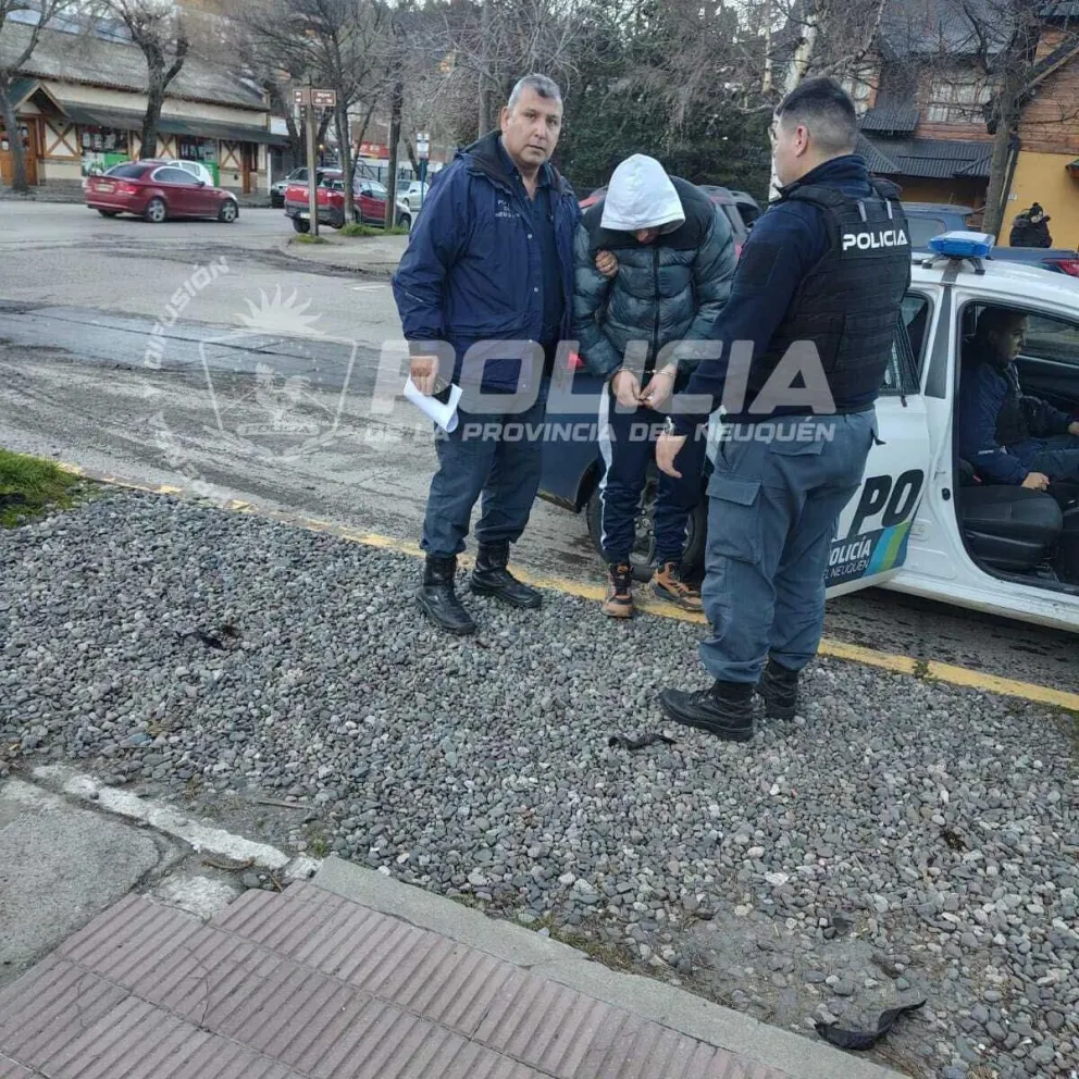 El sospechoso, de nacionalidad chilena, portaba una importante suma de dinero en dólares estadounidenses y moneda chilena. Foto: Policía de Neuquén.