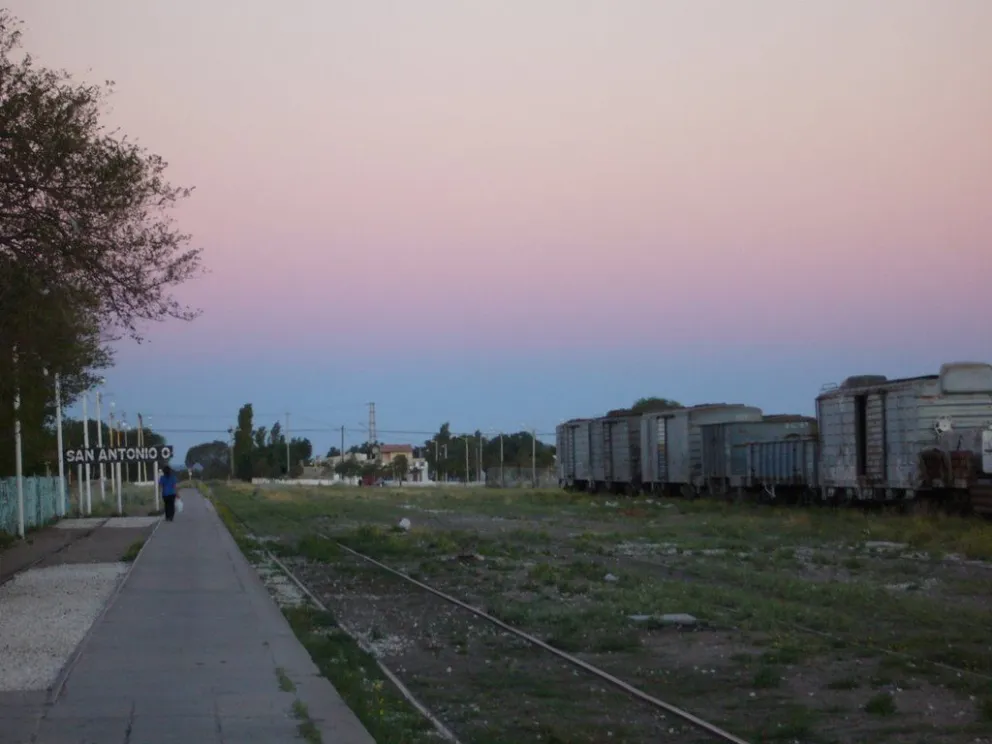 El tribunal valoró que el cruce ferroviario era visible y conocido, por lo que el conductor del automóvil tenía la obligación de disminuir la velocidad.
