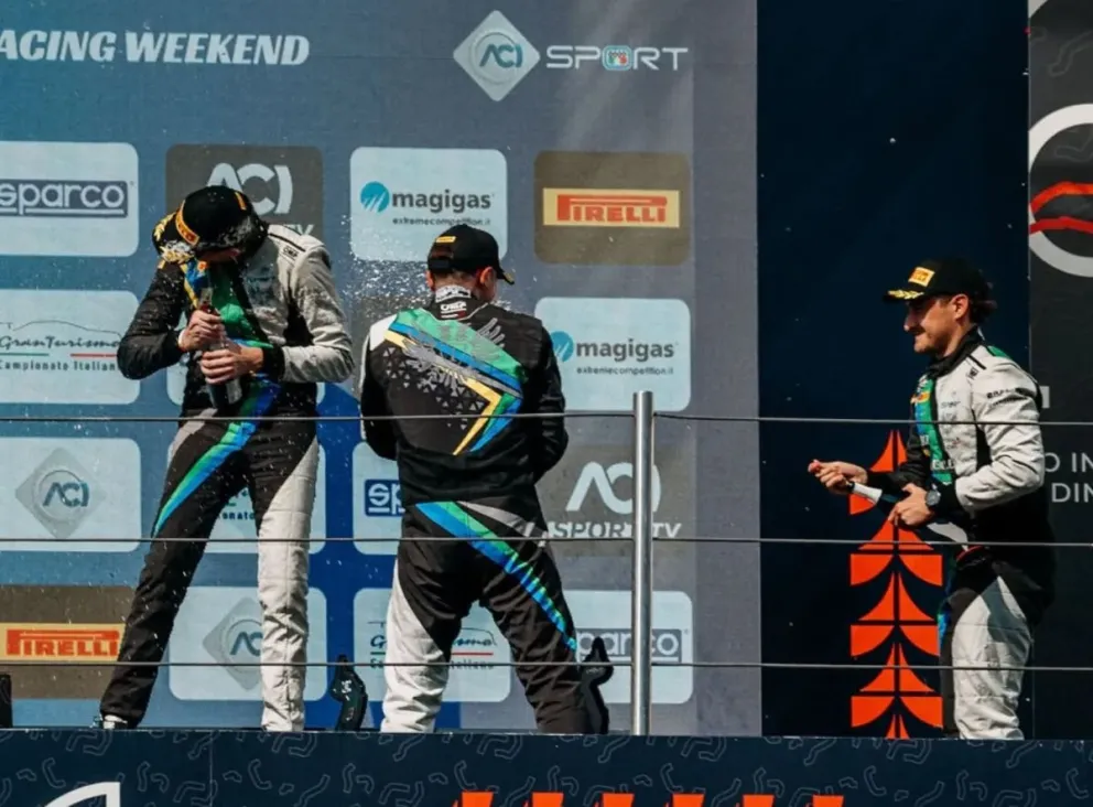 Lautaro y sus compañeros en el podio. Gran tarea en Imola. Fotos: gentileza.