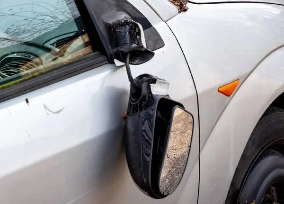 El hombre rompió ocho espejos de vehículos que estaban estacionados en pleno centro. Foto: ilustrativa.