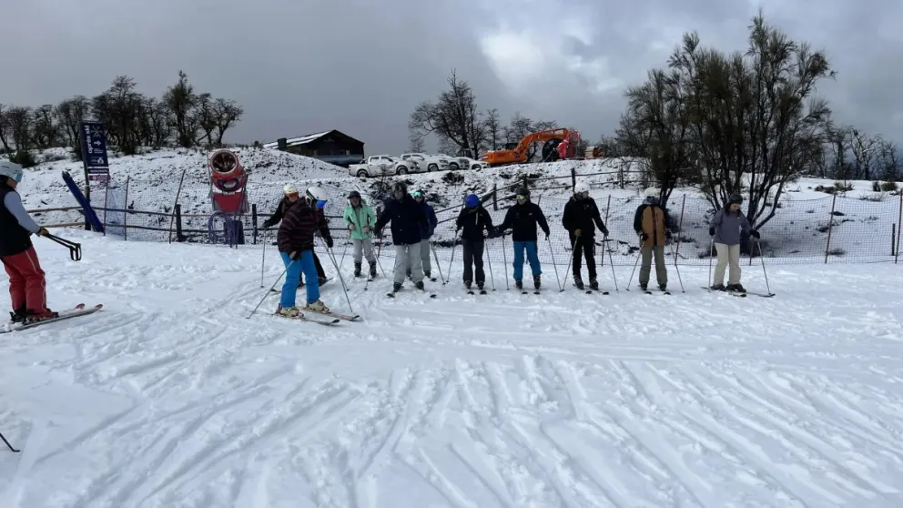 Los chicos y chicas de El Bolsón listos para iniciar unas semanas de esqui. Foto gentileza
