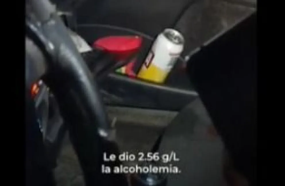 Los agentes hallaron latas de cerveza en el interior del auto. Foto captura video ANB