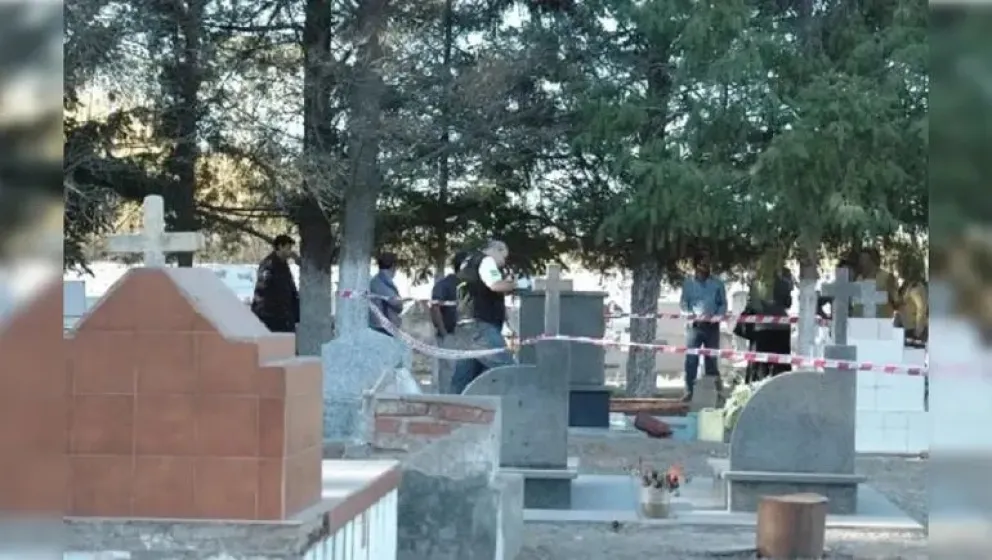 Hallazgo en el cementerio de Lamarque.