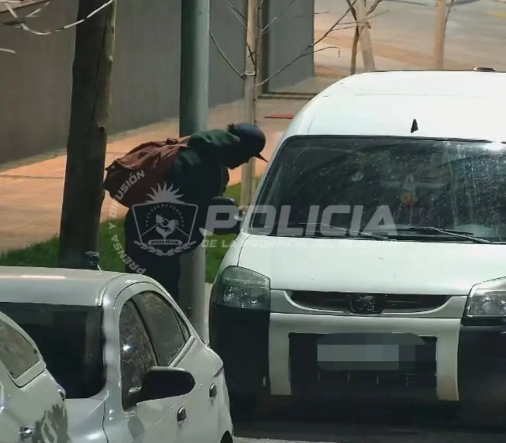 El hombre intentó abrir autos forzando la cerradura.