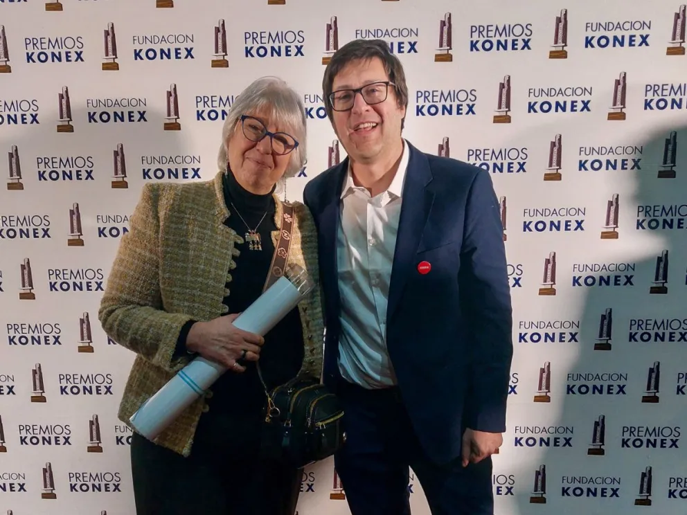 Briones junto al vicerrector de la UNRN en la entrega de premios. Foto gentileza. 
