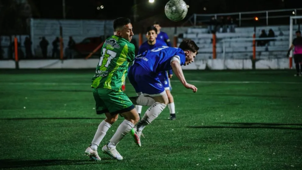 Jeremias Moreno, en la disputa del balón, fue la figura de la primera semifinal. Foto gentileza: Julieta Distasio
