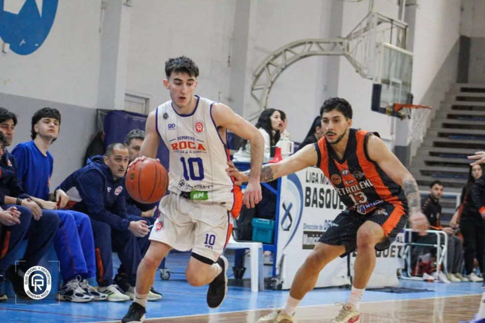Martin Pamich (10) con la pelota ante la marca de Silva. Roca hizo doblete como local. Foto: prensa club Deportivo Roca.