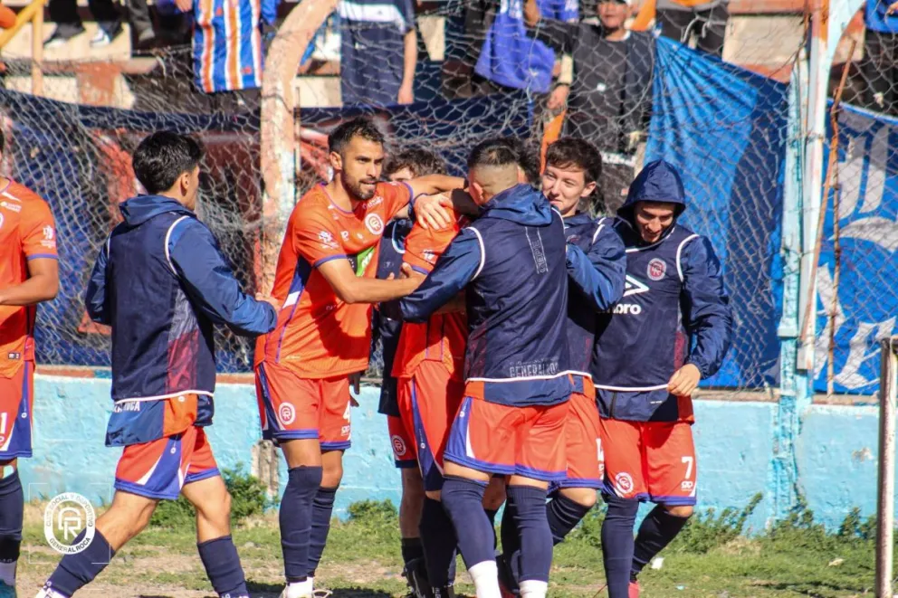 El festejo del gol de Carin Najul. Roca ganó de local y pasó a la punta. Foto: prensa Deportivo Roca.