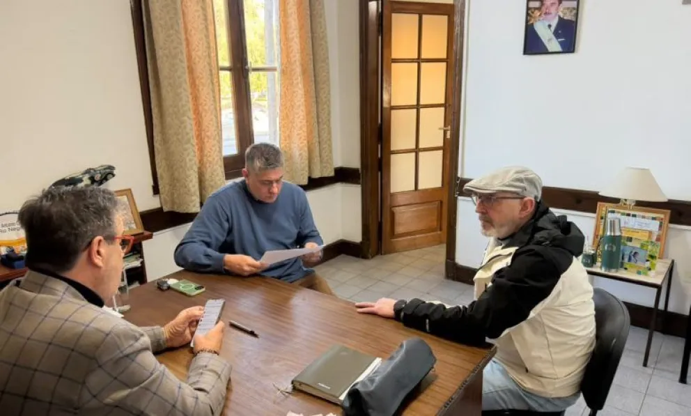 Las autoridades se reunieron para dialogar sobre las nuevas obras. Foto: Municipalidad de San Antonio Oeste.