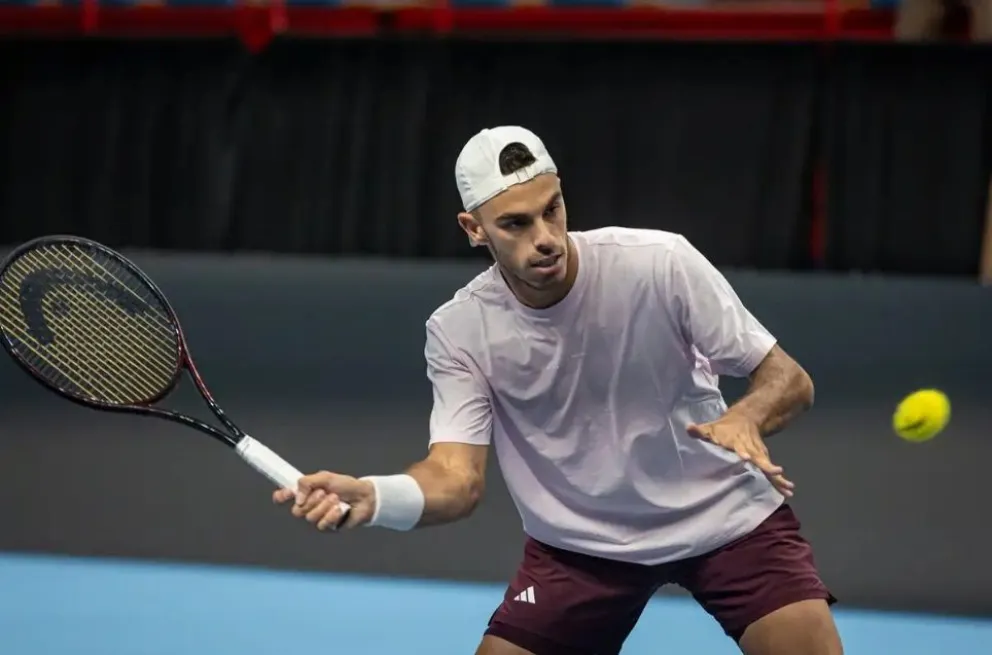Francisco Cerúndolo, la raqueta número del 1, ya entrena en Neuquén. Foto: prensa AAT.