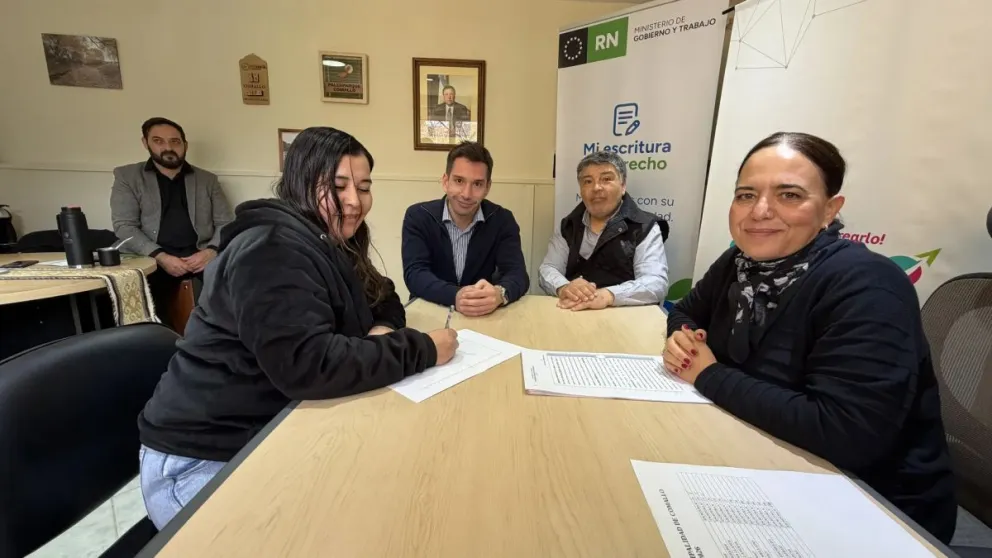 La iniciativa permite avanzar en la documentación definitiva de viviendas y poner fin a años de trámites pendientes. Foto: Gobierno de Río Negro.