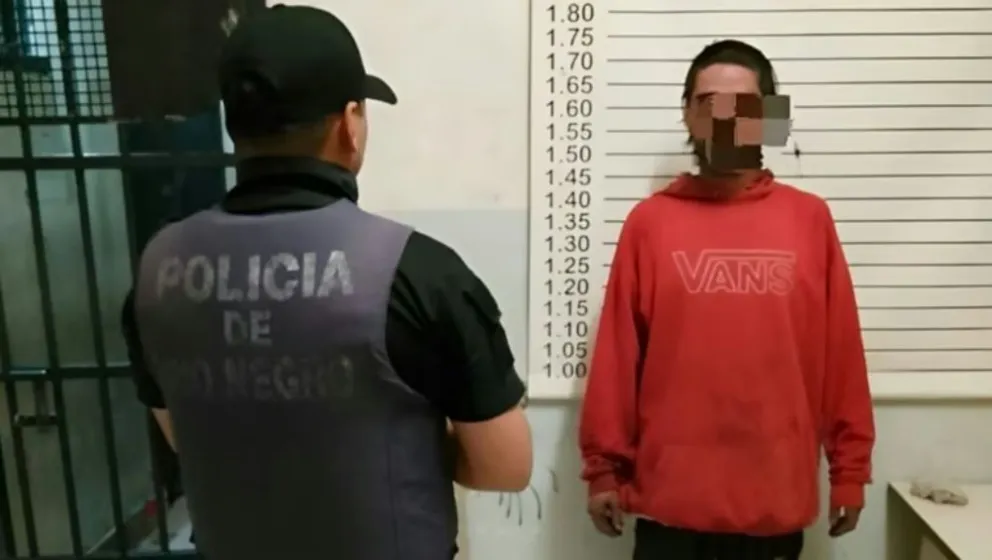 El hombre fue reducido por los adolescentes.