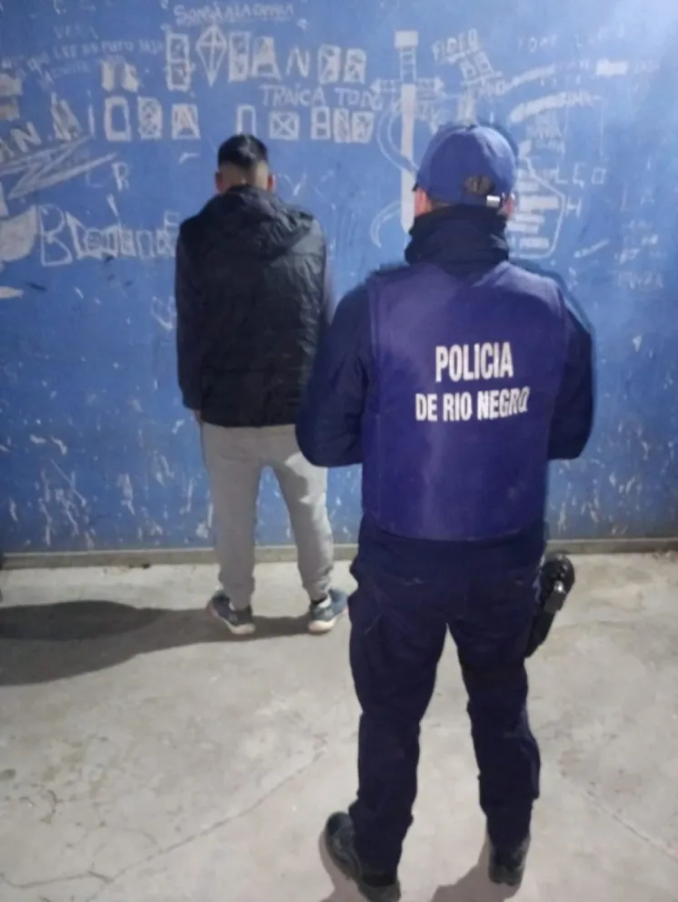 Loa agentes acudieron tras un llamado al 911 a la intersección de 25 de Mayo y Periodistas Argentinos, donde sucedió el violento episodio.
