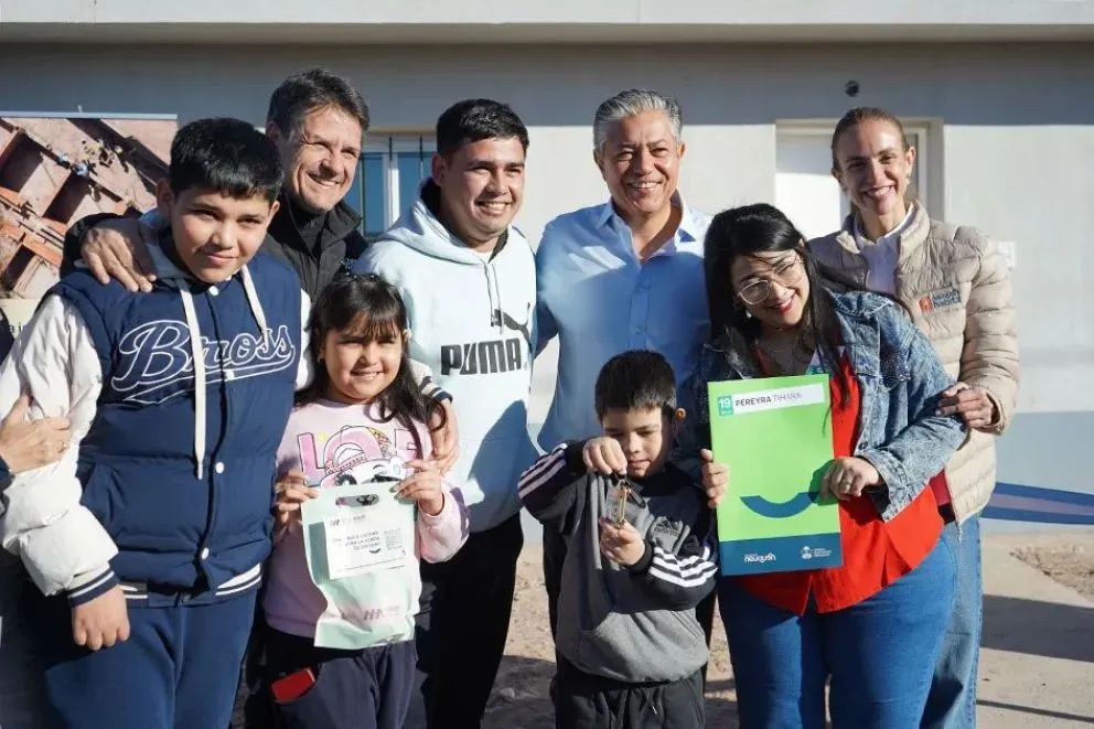 Entrega de viviendas en Neuquén.