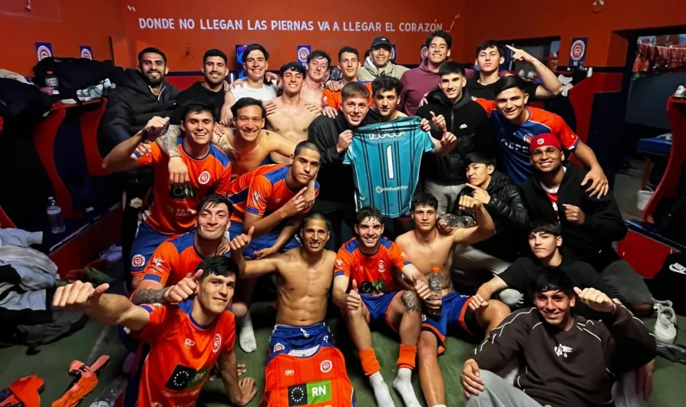 El festejo "naranja". Roca ganó como local y es único puntero. Foto: prensa club Deportivo Roca.