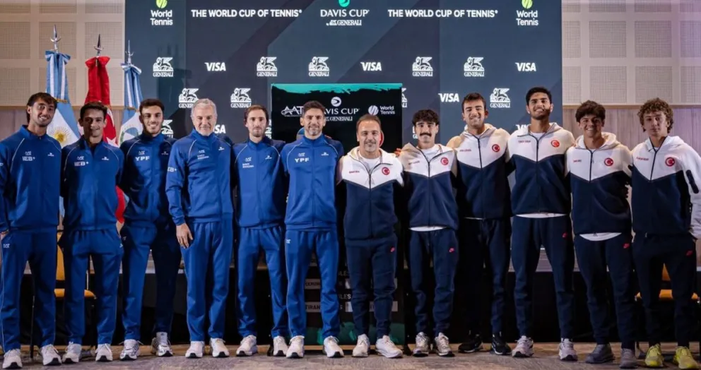 Los equipos luego del sorteo. Argentina, de azul, quiere hacerse fuerte en Neuquén. Foto: prensa Copa Davis.