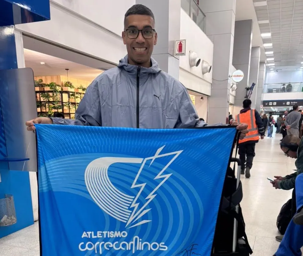 Ricardo con la bandera de la Escuela Correcaminos de Roca. Va por un gran debut mundialista. Foto: gentileza.