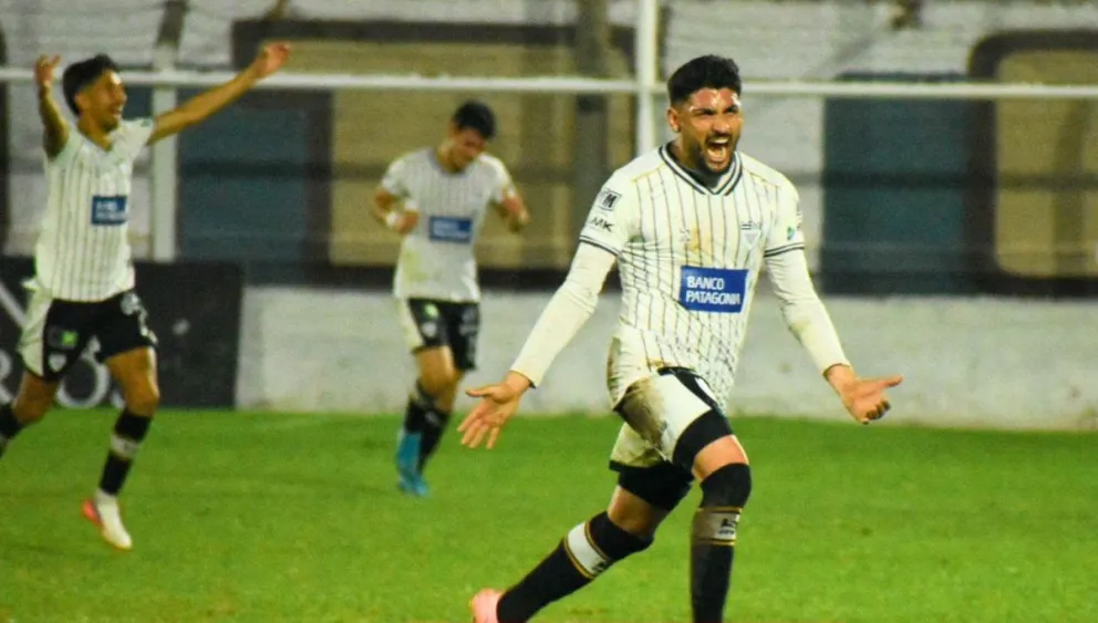 Cipolletti sumó el triunfo que necesitaba y está en cuartos de final. Foto: gentileza.