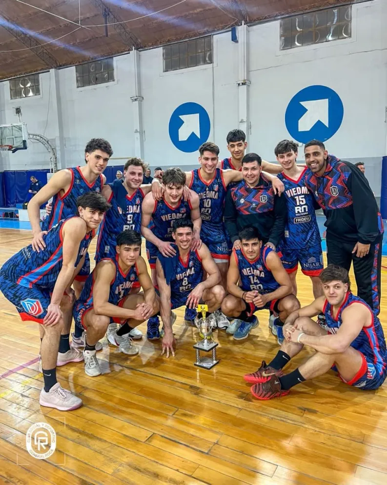 El plantel de Deportivo Viedma con el premio por el triunfo en Roca. Fotos: prensa Deportivo Roca.