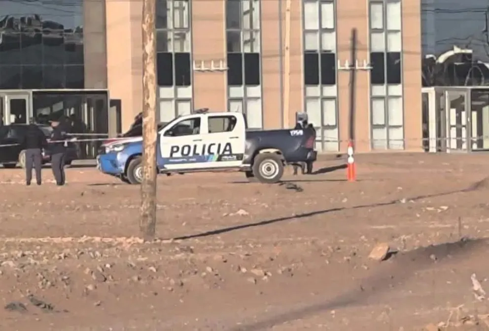 La Policía trabaja en el lugar. (Foto: gentileza FM Patagonia)