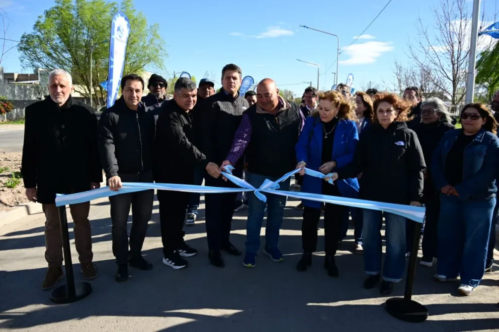 Gaido inauguró nuevas cuadras de asfalto en Valentina Sur.