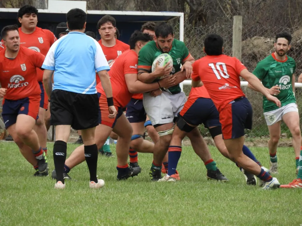 Fue una tarde de sábado con mucho juego para Pehuenes en suelo roquense. Fotos: Adrián Hernández.