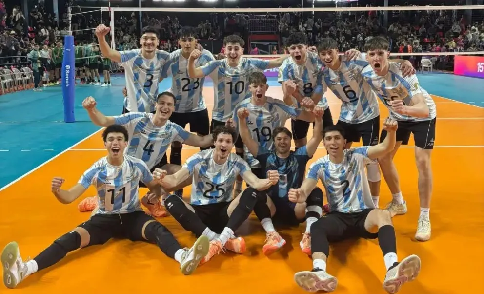 El festejo de Arroyo (abajo y de azul) y todo el seleccionado nacional. Fotos: FEVA.