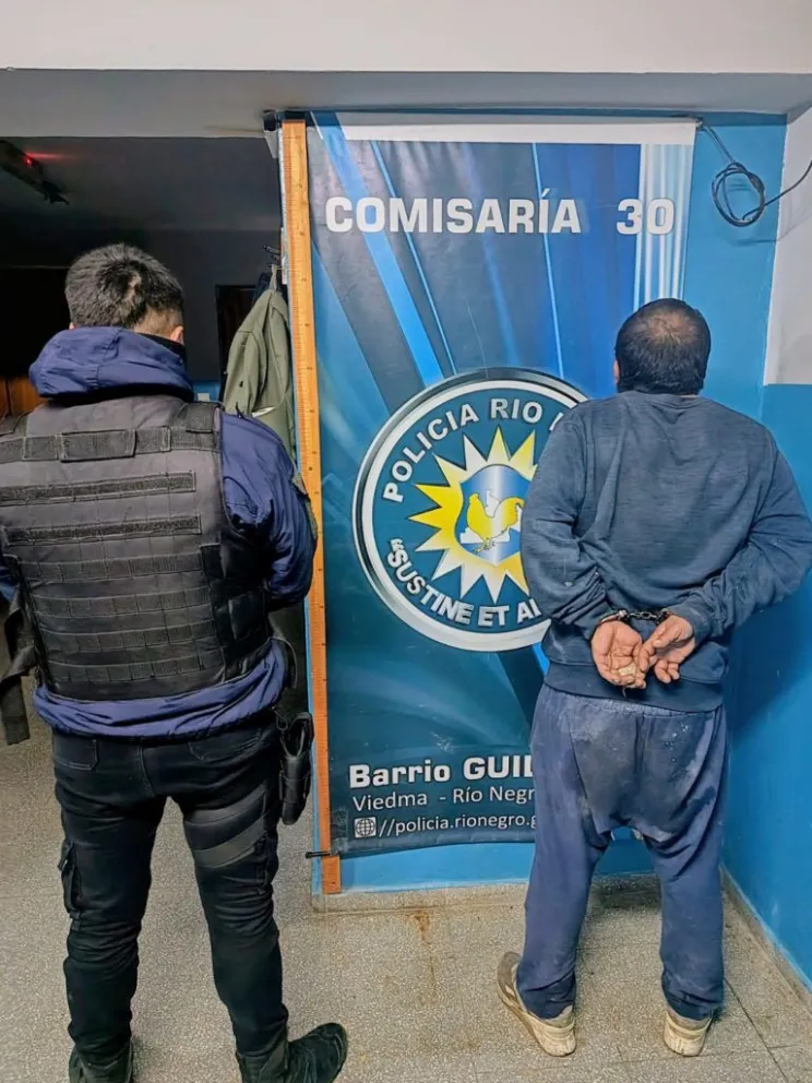 El fiscal en turno dispuso la aprehensión del hombre y su traslado a la dependencia policial. Foto: Policía de Río Negro.