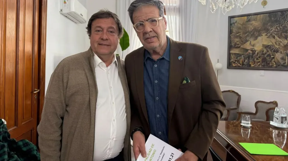 El gobernador Alberto Weretilneck entregó al intendente de San Antonio Oeste, Adrián Casadei, un aporte provincial clave. Foto: Gobierno de Río Negro.