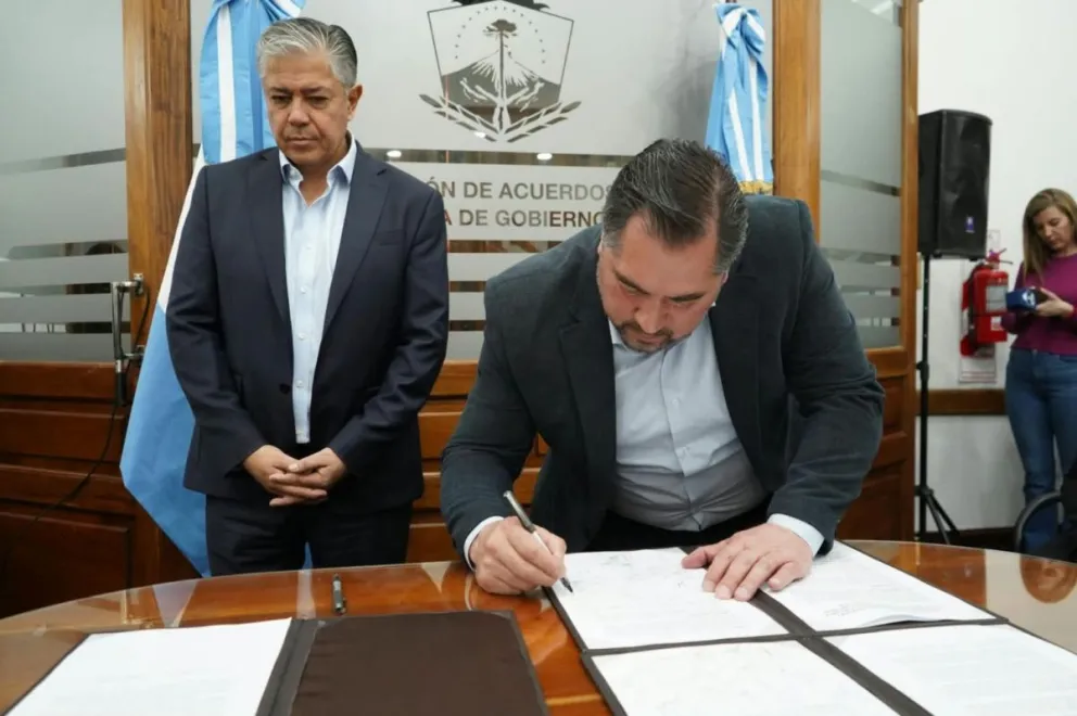 El acuerdo fija el cofinanciamiento para la provisión de agua, ampliaciones y la adquisición de maquinaria estratégica para la localidad. Foto: Municipalidad de VLA