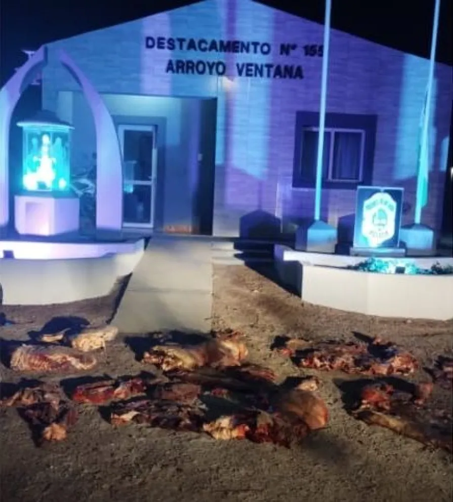 En total fueron contabilizadas ocho bolsas, con un peso de 221,05 kilogramos de carne. Fotos: Policía de Río Negro.