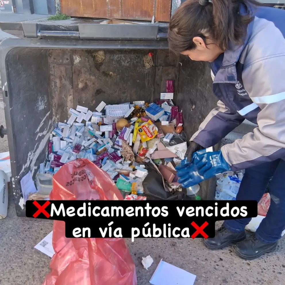 Medicamentos vencidos en la vía pública.